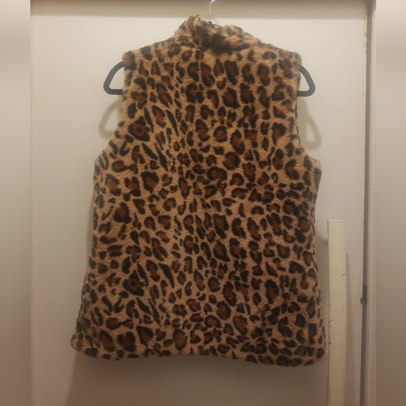 Lily reversible faux fur leopard print full zip vest - Picture 3 of 8